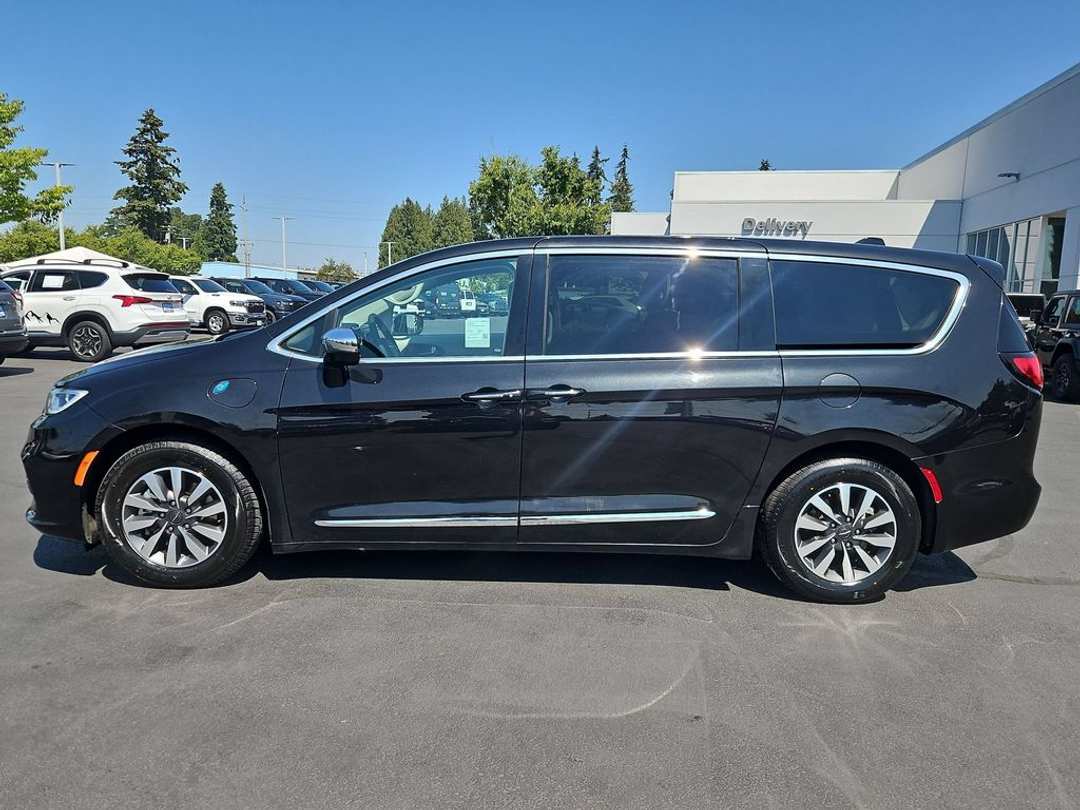 2023 Chrysler Pacifica Hybrid Limited - Image 2