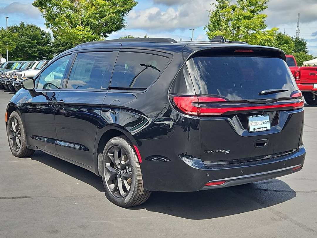 2026 Chrysler Pacifica Select - Image 3
