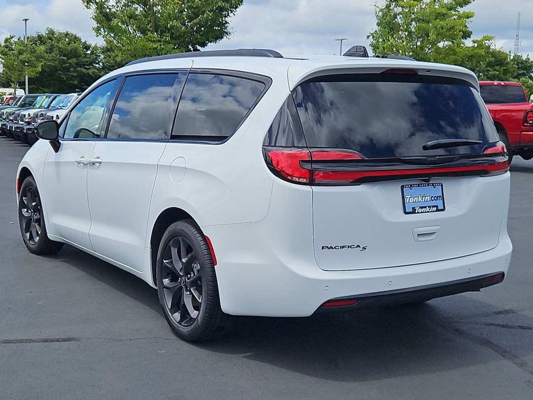 2026 Chrysler Pacifica Select - Image 3