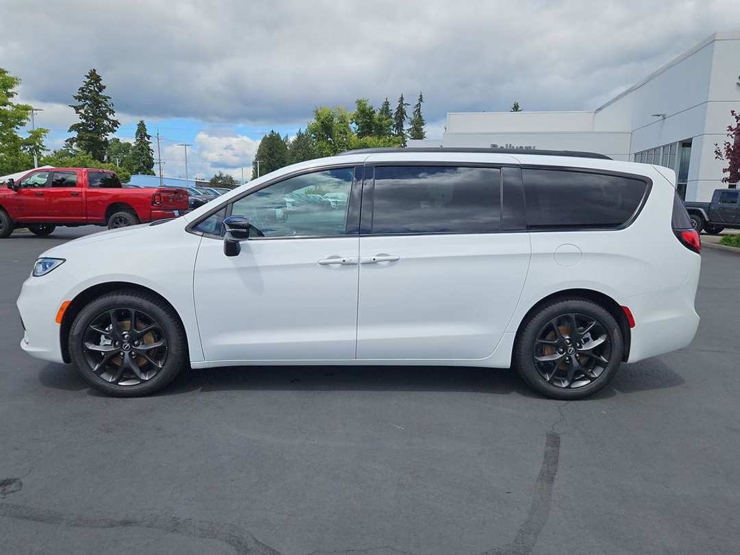 2026 Chrysler Pacifica Select - Image 2