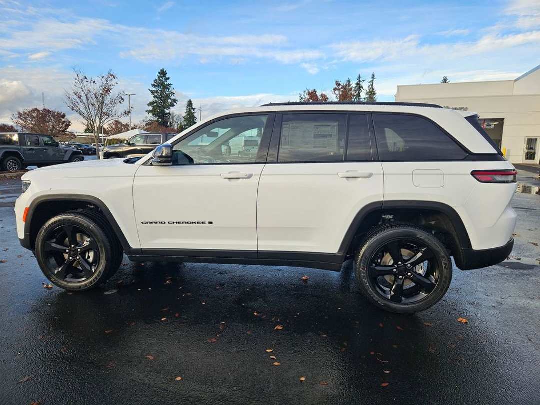2025 Jeep Grand Cherokee Altitude X - Image 2