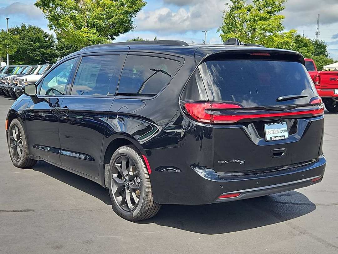 2026 Chrysler Pacifica Select - Image 3