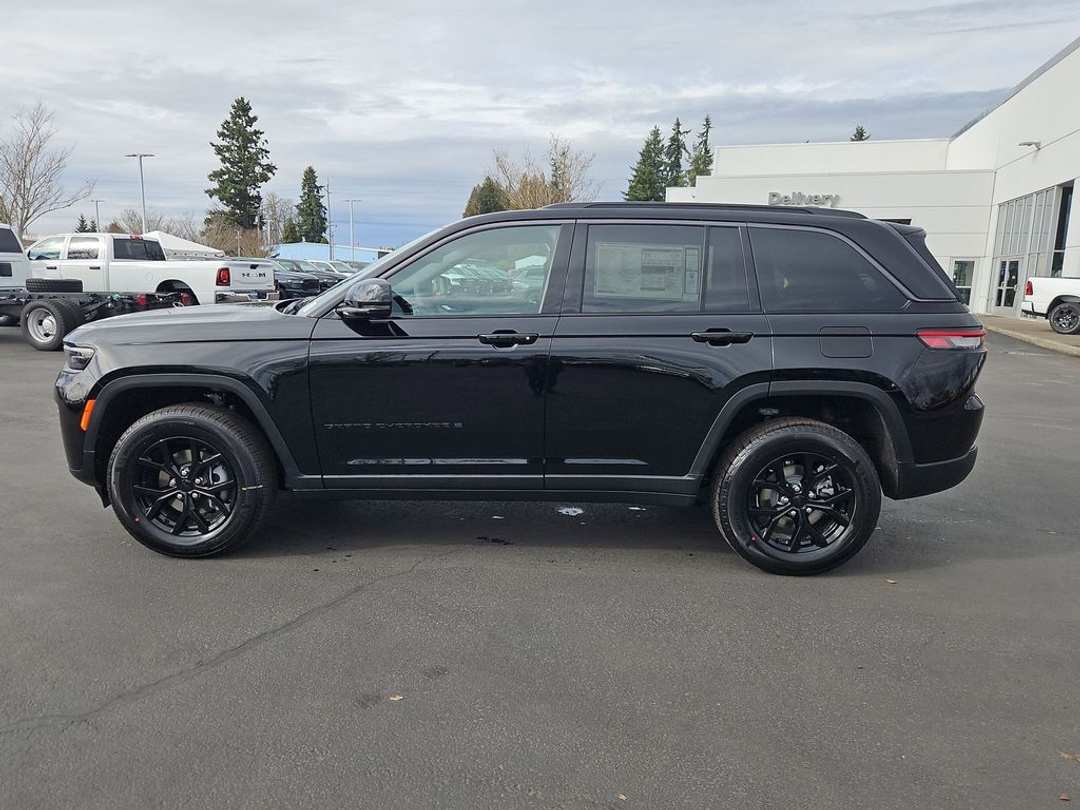 2026 Jeep Grand Cherokee Laredo - Image 2