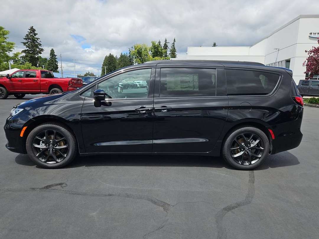 2026 Chrysler Pacifica Select - Image 2