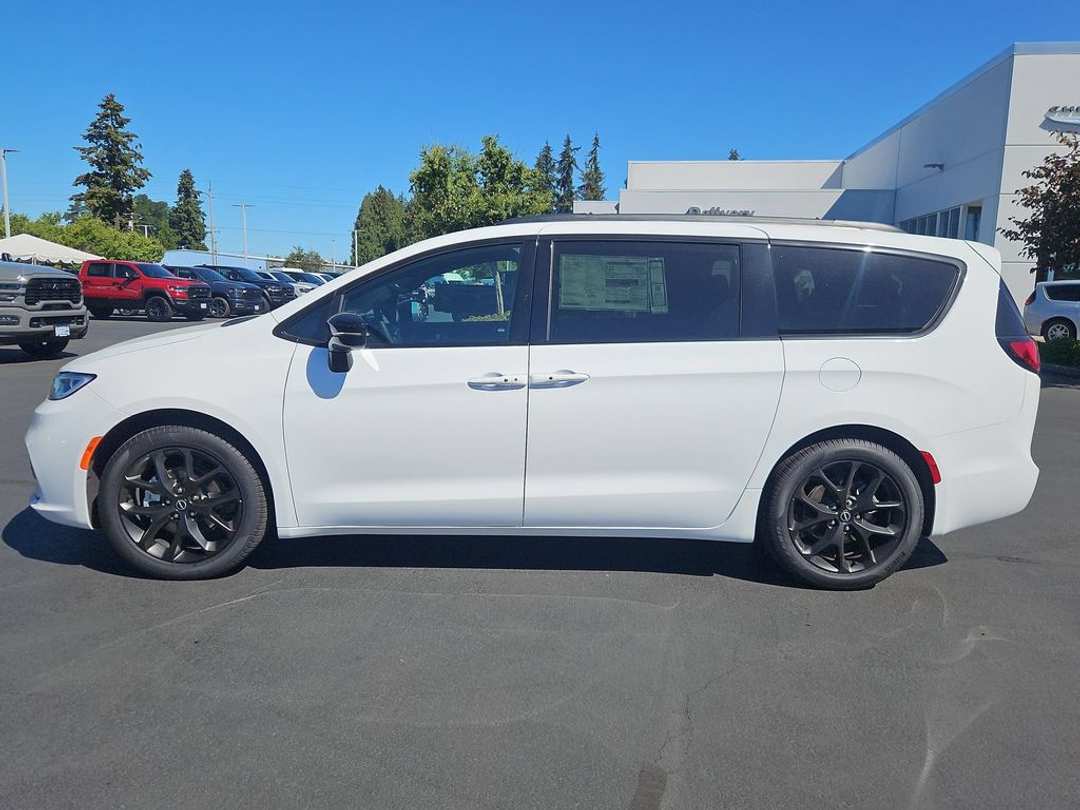 2026 Chrysler Pacifica Select - Image 2