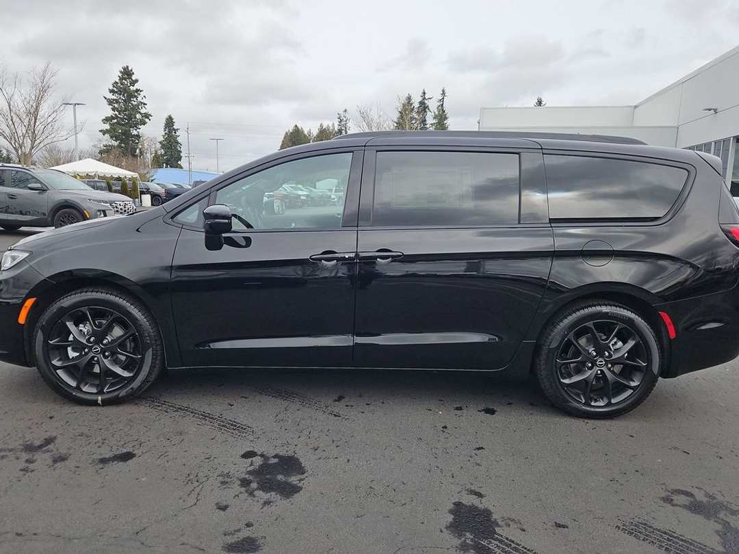 2026 Chrysler Pacifica Select - Image 2
