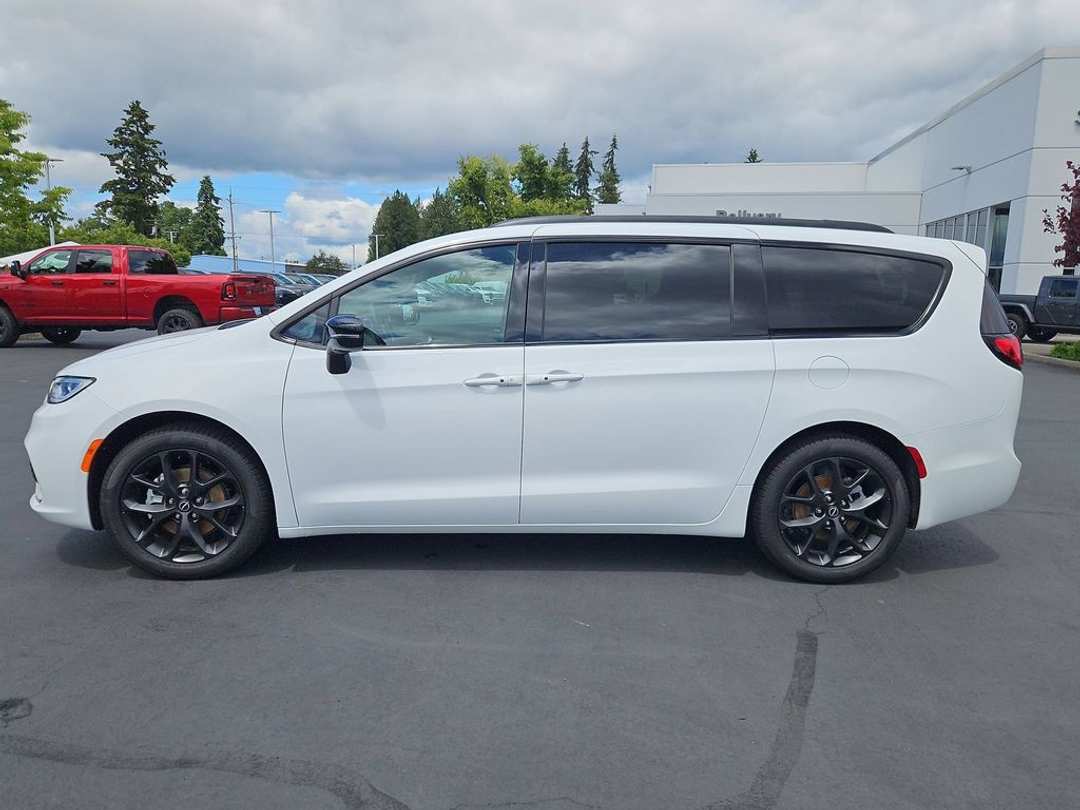 2026 Chrysler Pacifica Select - Image 2