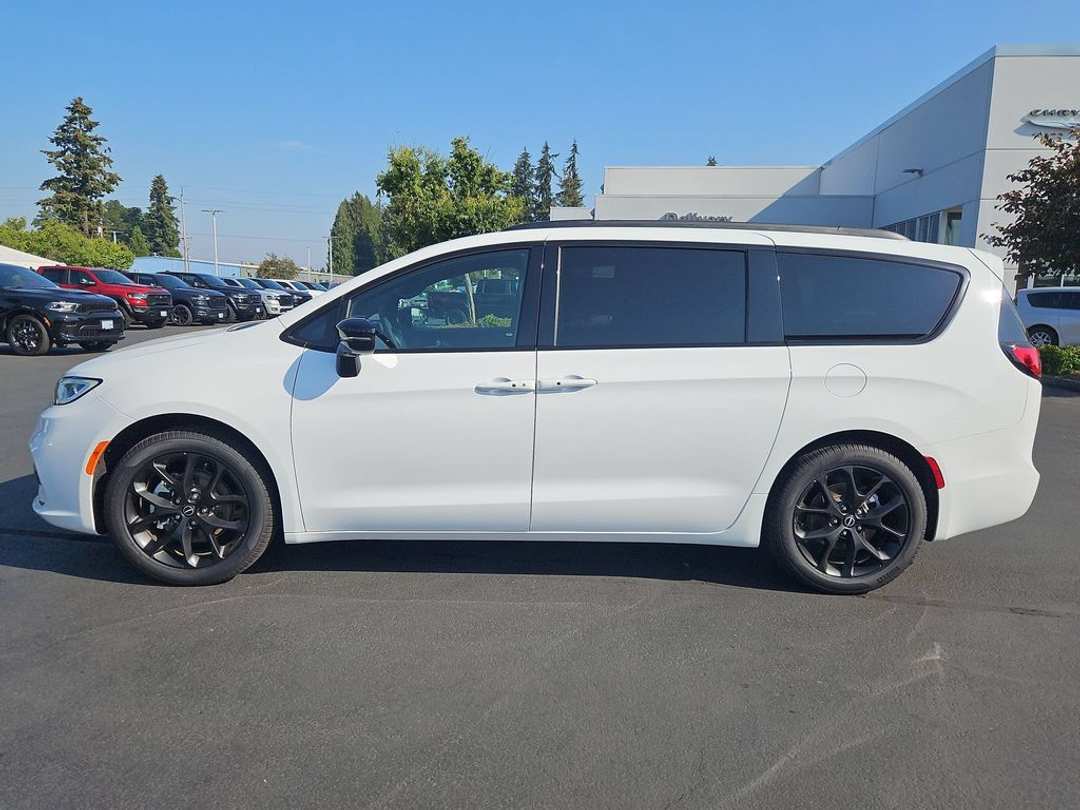 2026 Chrysler Pacifica Select - Image 2