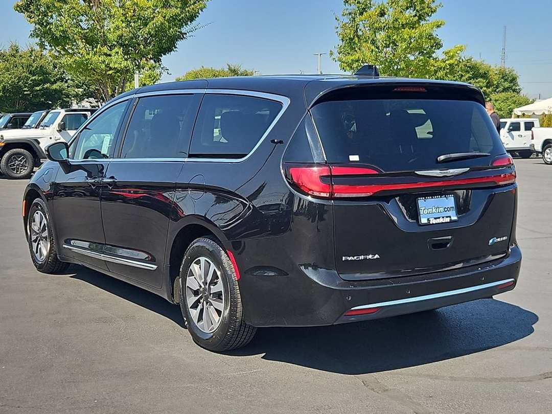 2023 Chrysler Pacifica Hybrid Limited - Image 3