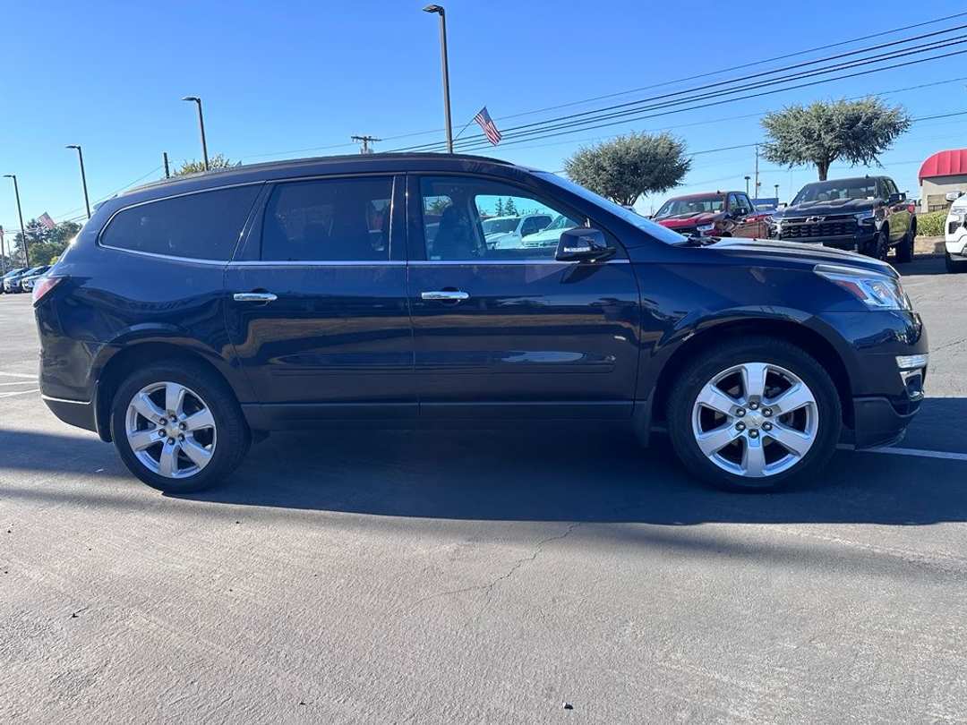 2017 Chevrolet Traverse LT - Image 3