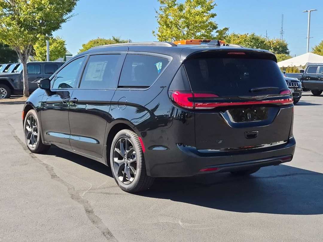 2026 Chrysler Pacifica Select - Image 3