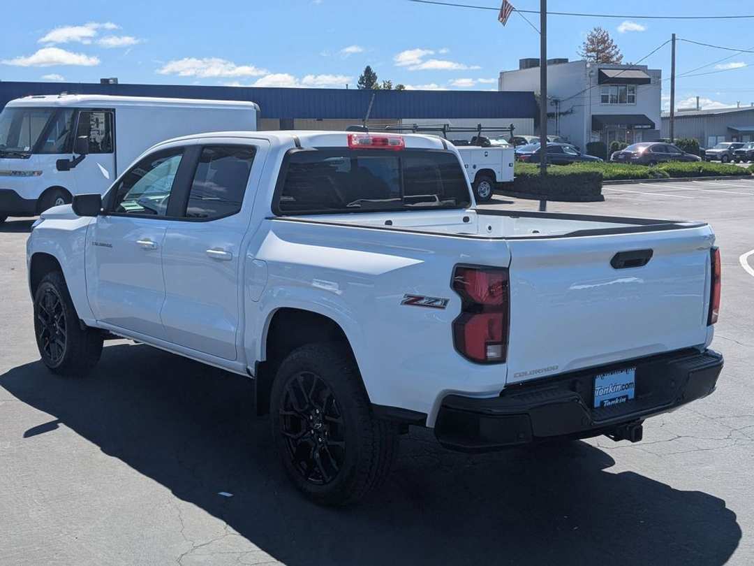 2025 Chevrolet Colorado Z71 - Image 3