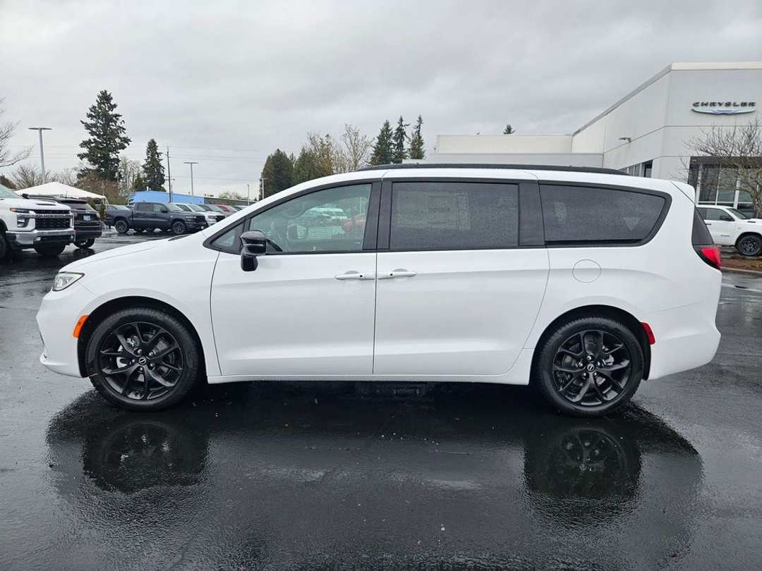 2026 Chrysler Pacifica Select - Image 2