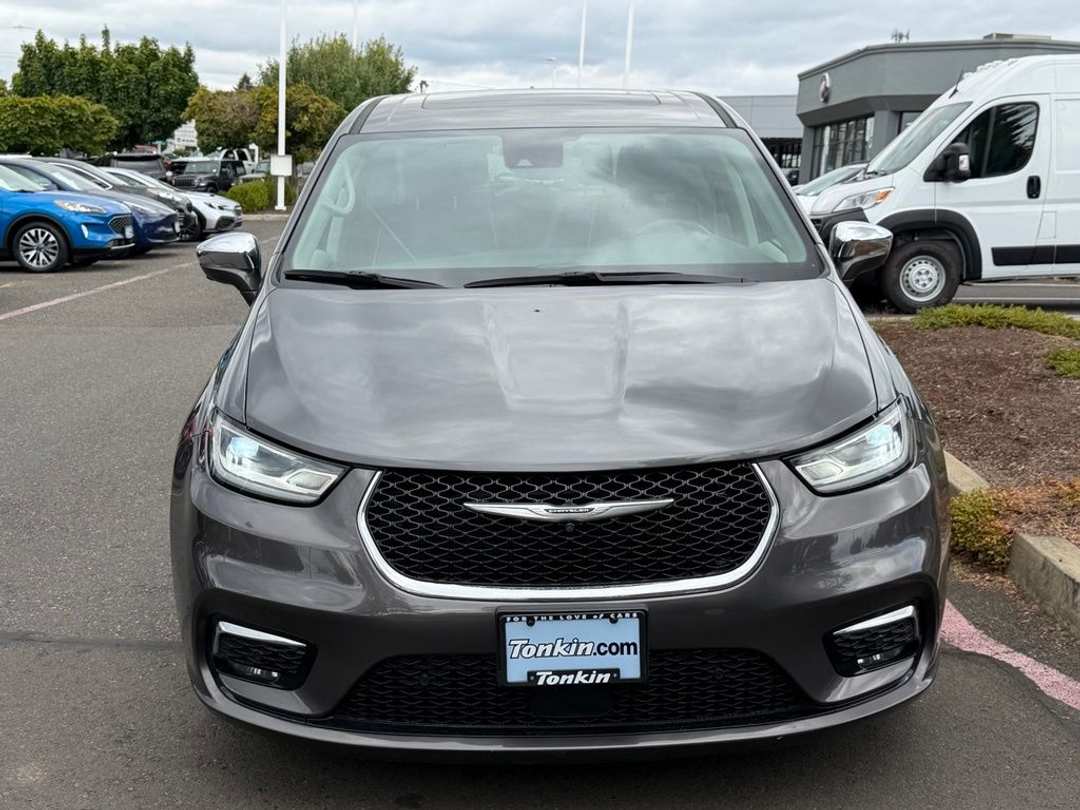 2022 Chrysler Pacifica Hybrid Limited - Image 2
