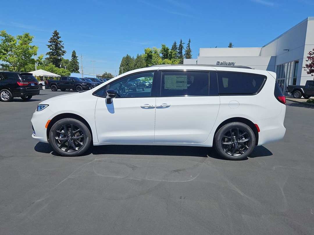 2026 Chrysler Pacifica Select - Image 2
