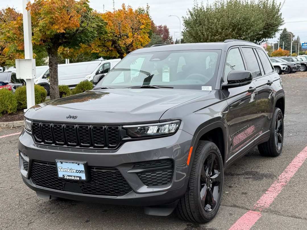 2025 Jeep Grand Cherokee Altitude X - Image 2