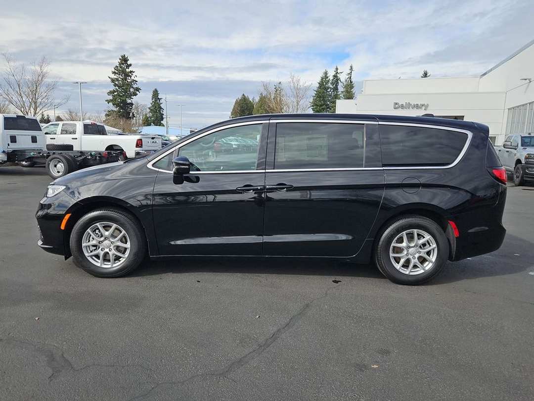 2026 Chrysler Pacifica Select - Image 2