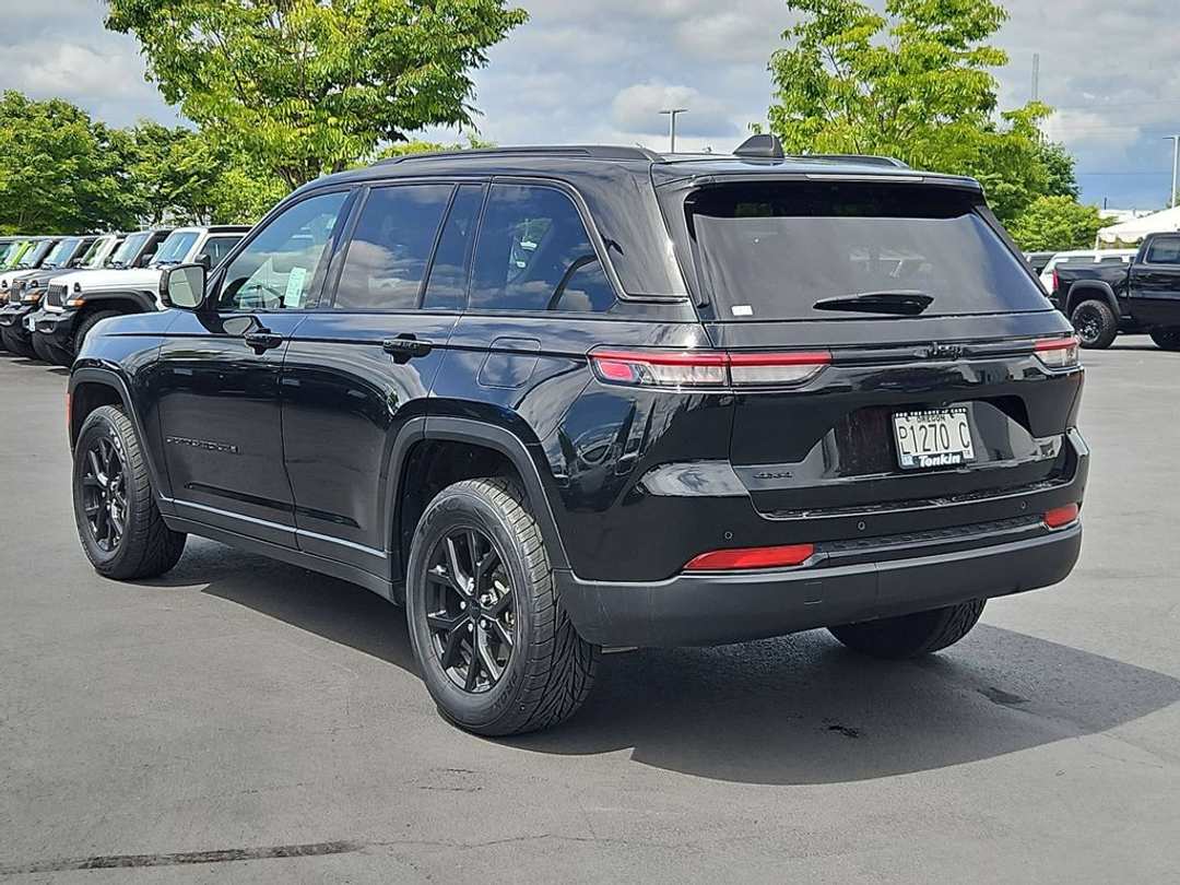 2024 Jeep Grand Cherokee Altitude - Image 3