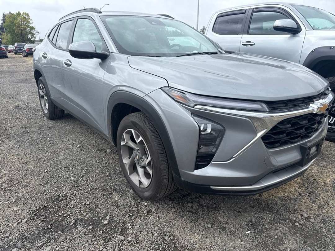 2025 Chevrolet Trax LT - Image 2