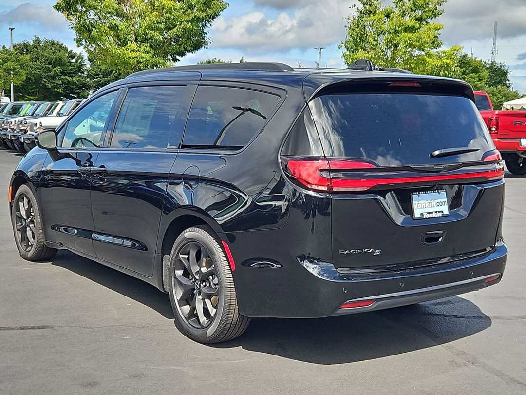 2026 Chrysler Pacifica Select - Image 3