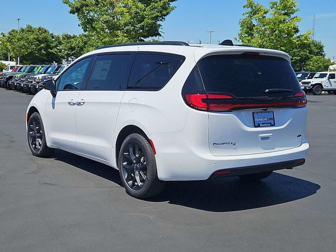 2026 Chrysler Pacifica Select - Image 3