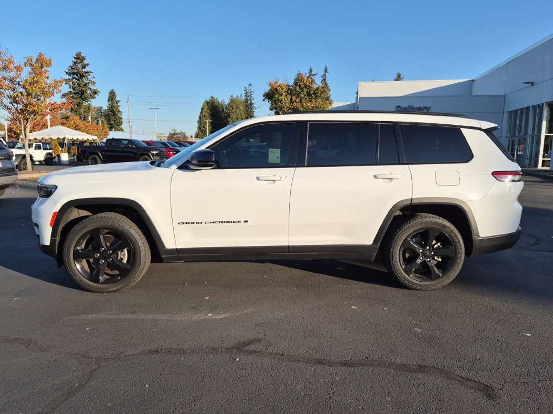 2023 Jeep Grand Cherokee L Altitude - Image 2