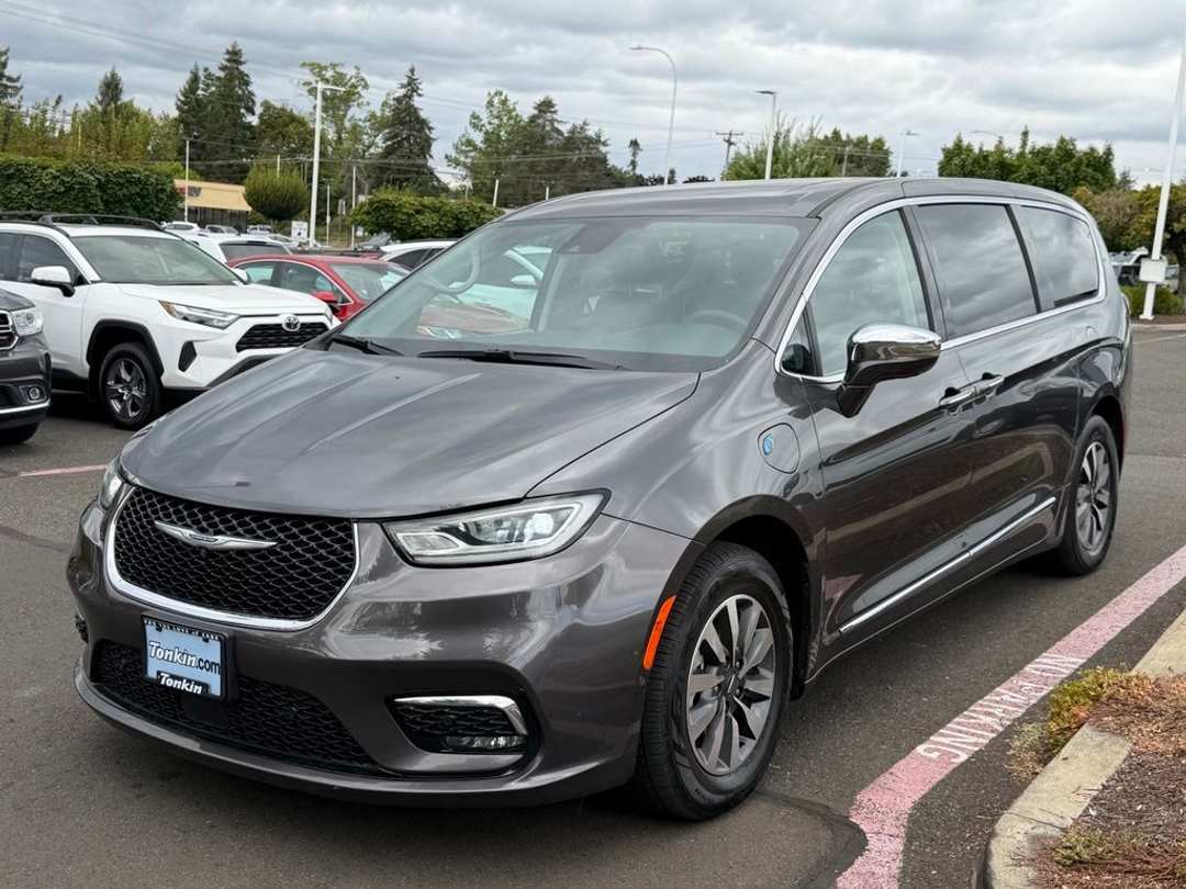 2022 Chrysler Pacifica Hybrid Limited - Image 3