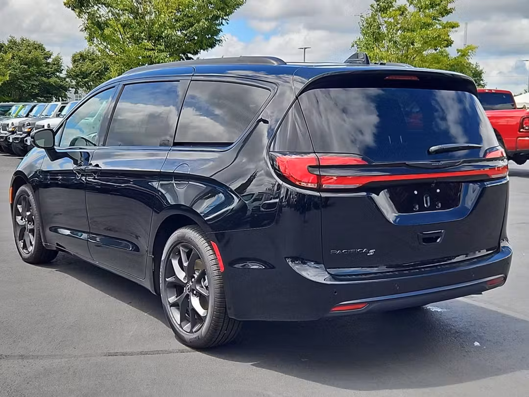 2026 Chrysler Pacifica Select - Image 3