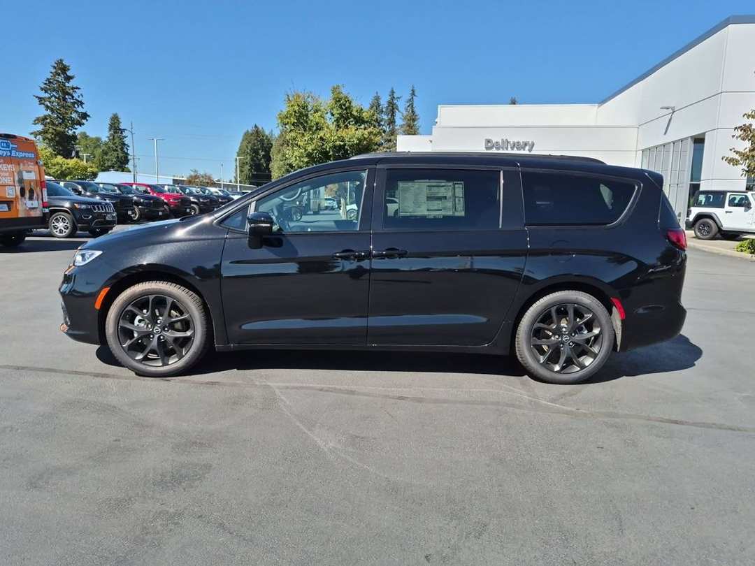 2026 Chrysler Pacifica Select - Image 2