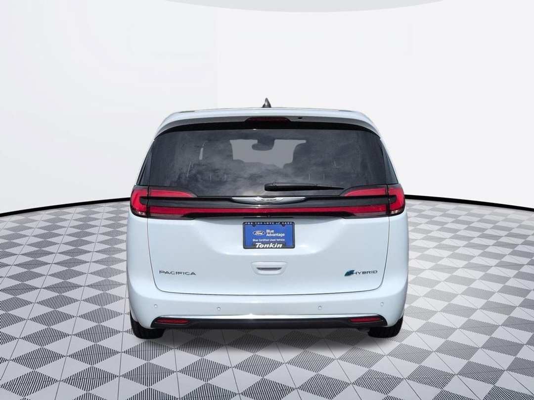 2023 Chrysler Pacifica Hybrid Touring L - Image 3