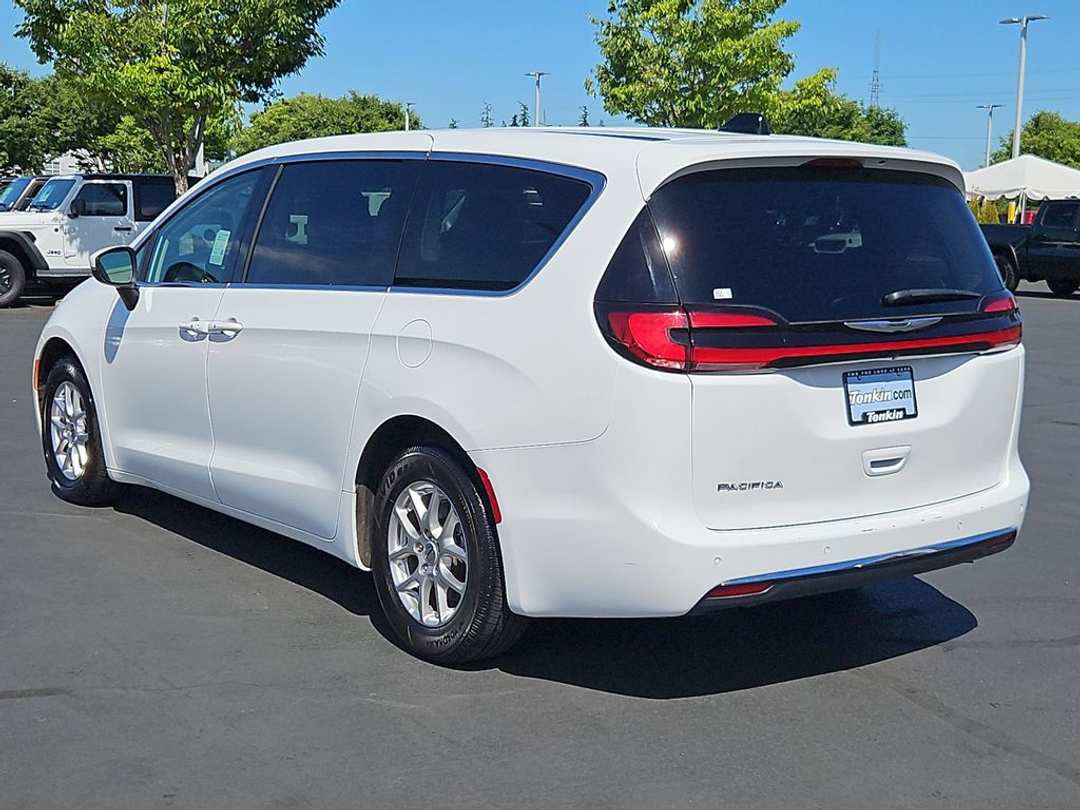 2023 Chrysler Pacifica Touring L - Image 3