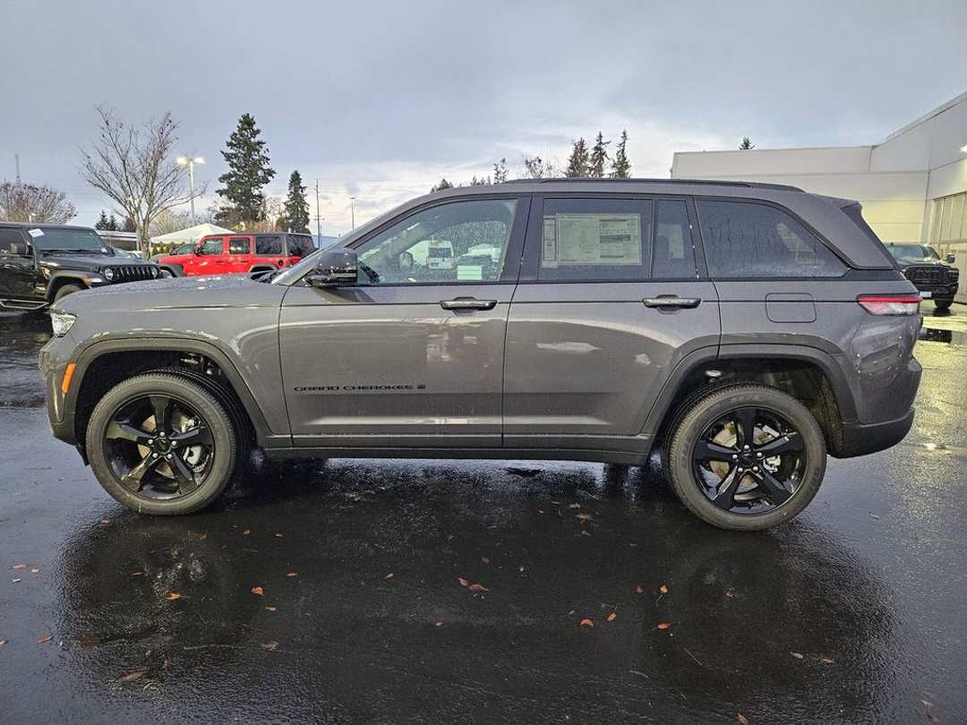 2025 Jeep Grand Cherokee Altitude X - Image 2