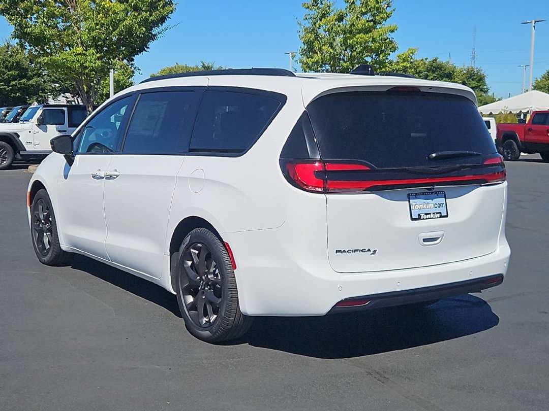 2026 Chrysler Pacifica Select - Image 3