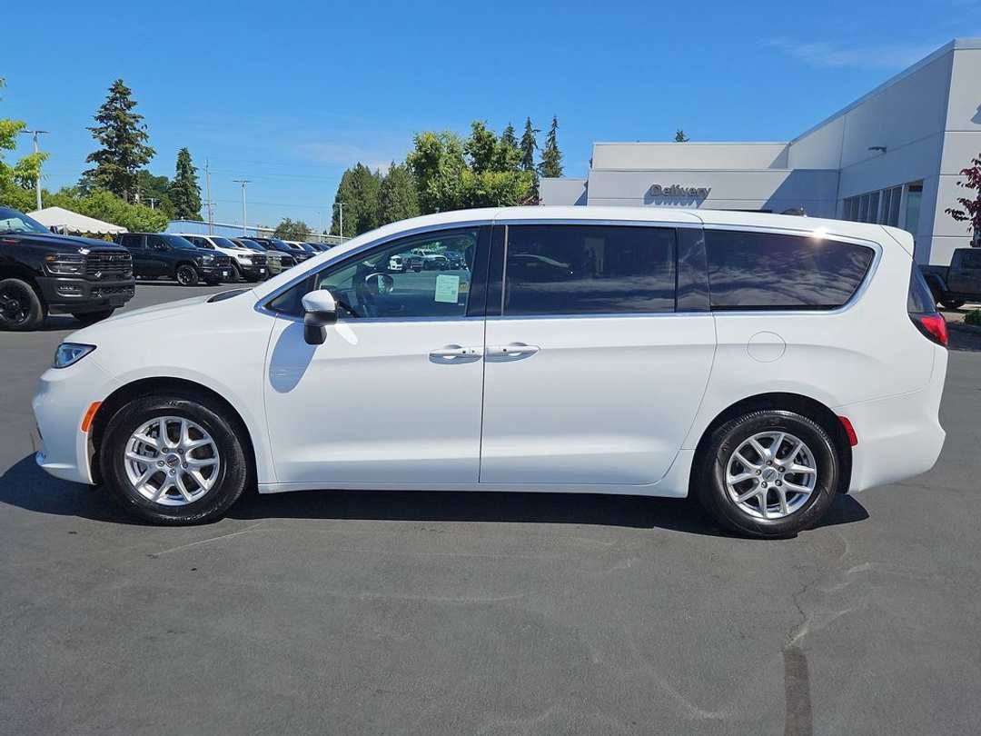 2023 Chrysler Pacifica Touring L - Image 2