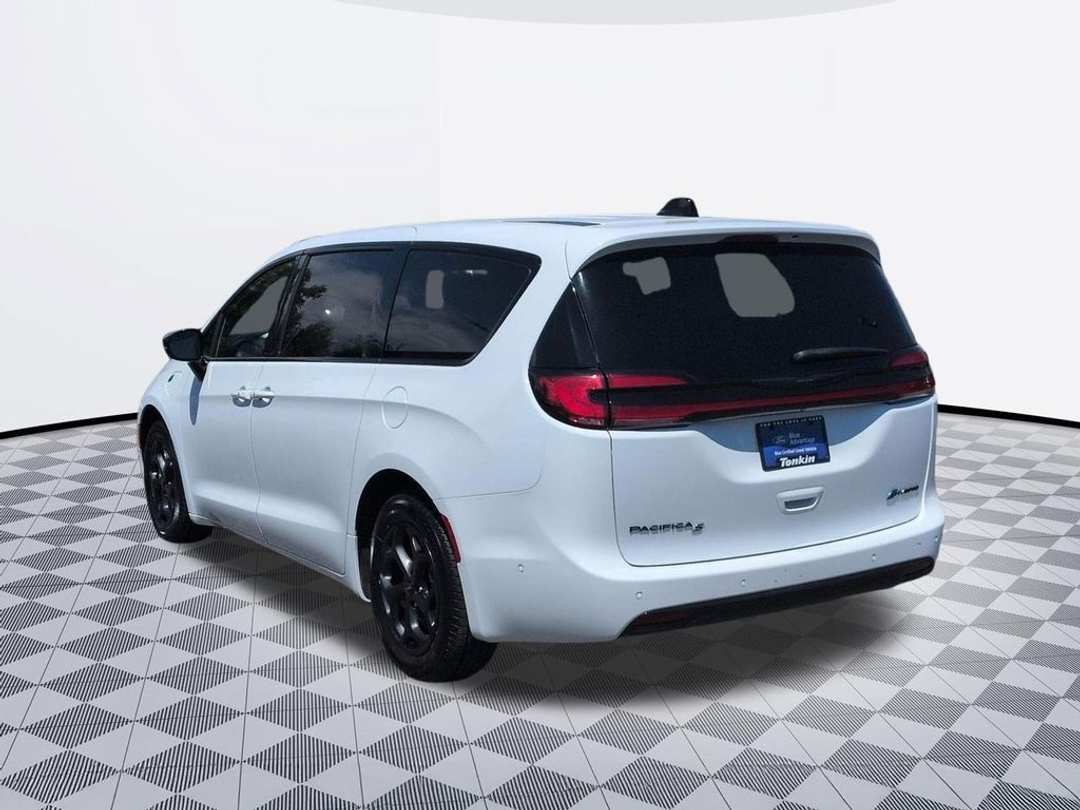 2024 Chrysler Pacifica Hybrid Select S Appearance - Image 2
