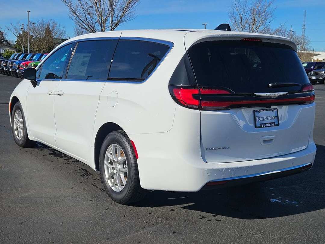 2026 Chrysler Pacifica Select - Image 3