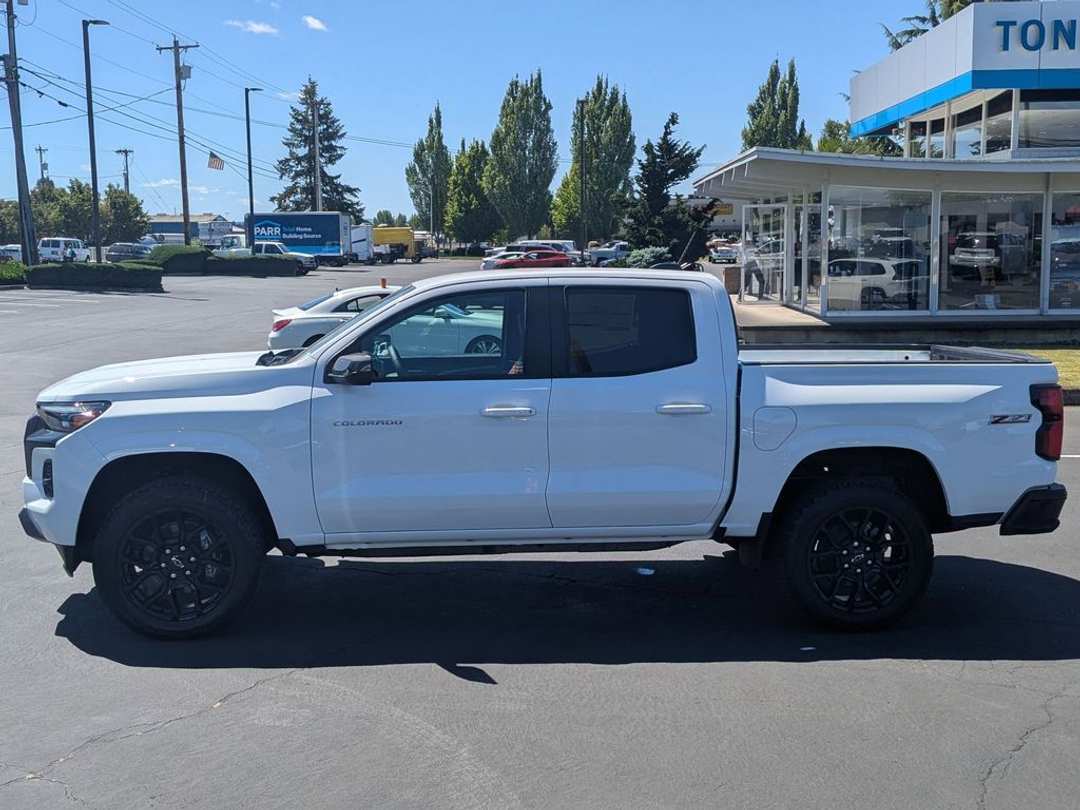 2025 Chevrolet Colorado Z71 - Image 2