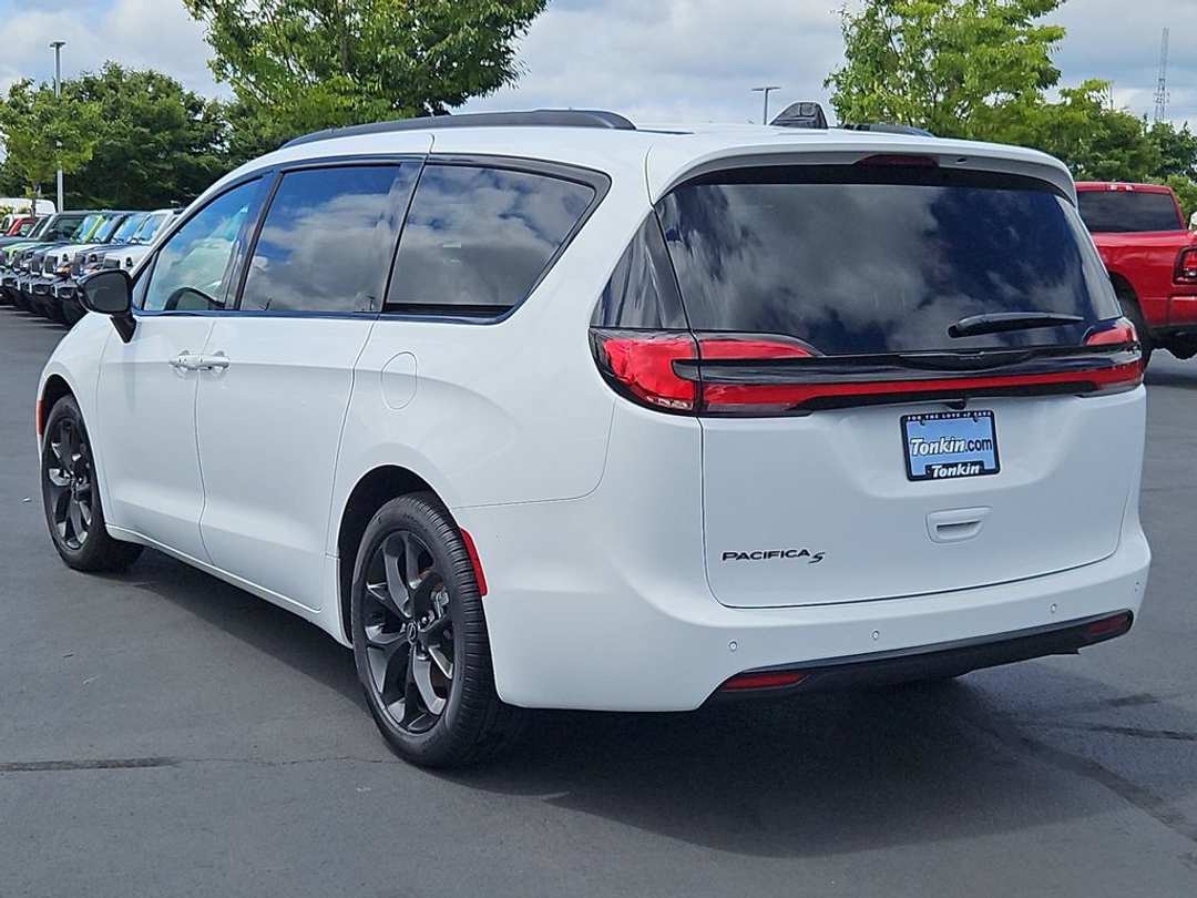 2026 Chrysler Pacifica Select - Image 3
