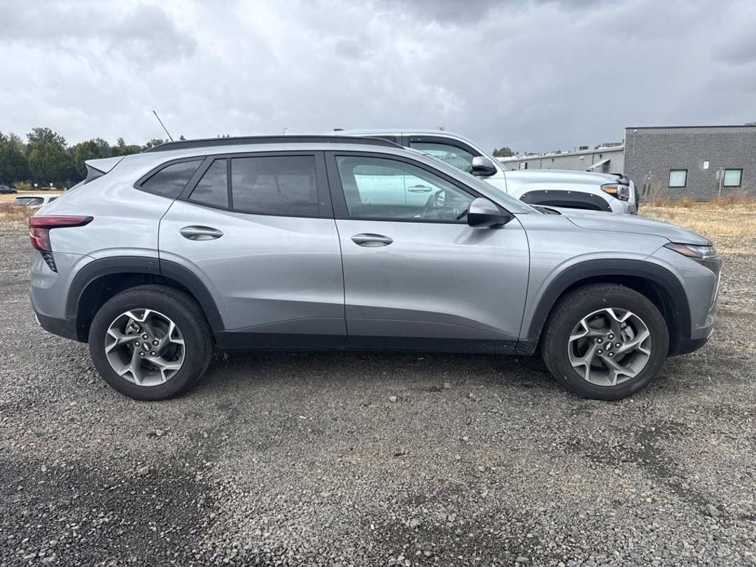 2025 Chevrolet Trax LT - Image 3
