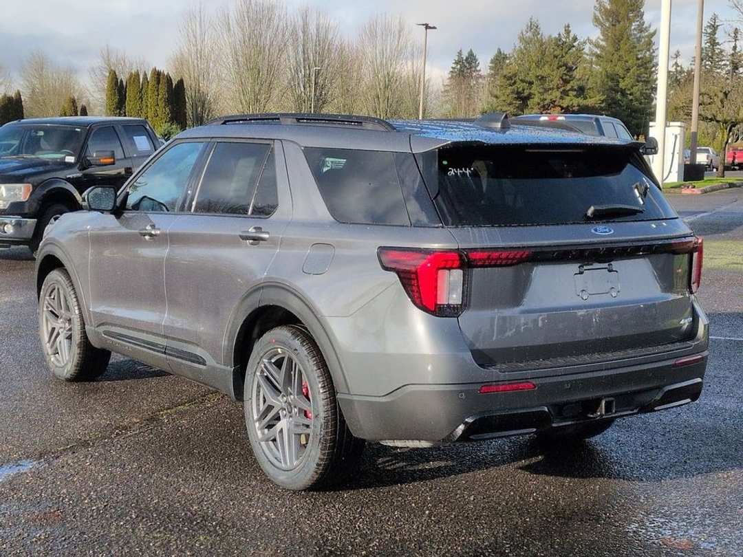 2026 Ford Explorer STLine - Image 2