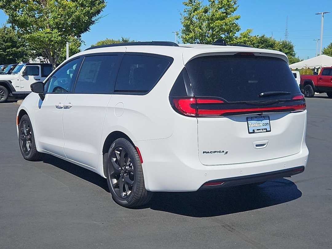 2026 Chrysler Pacifica Select - Image 3