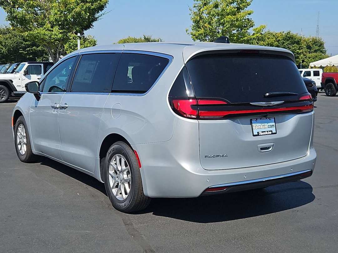 2026 Chrysler Pacifica Select - Image 3