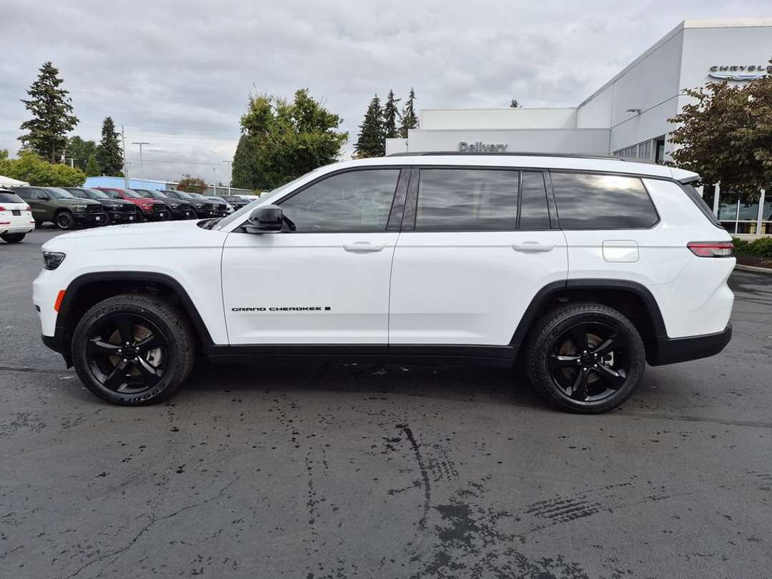 2023 Jeep Grand Cherokee L Altitude - Image 2