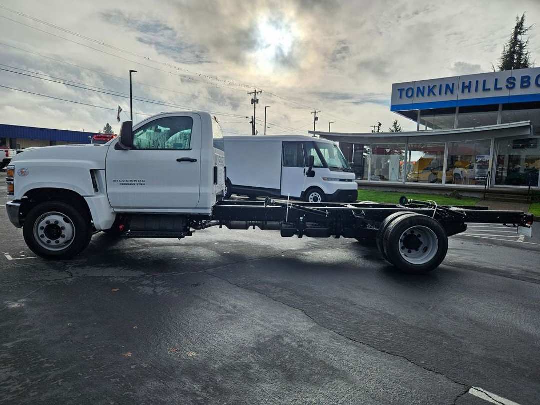 2025 Chevrolet Silverado 4500Hd - Image 2