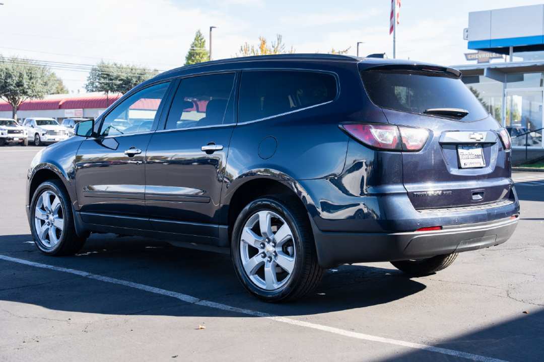 2017 Chevrolet Traverse LT - Image 3