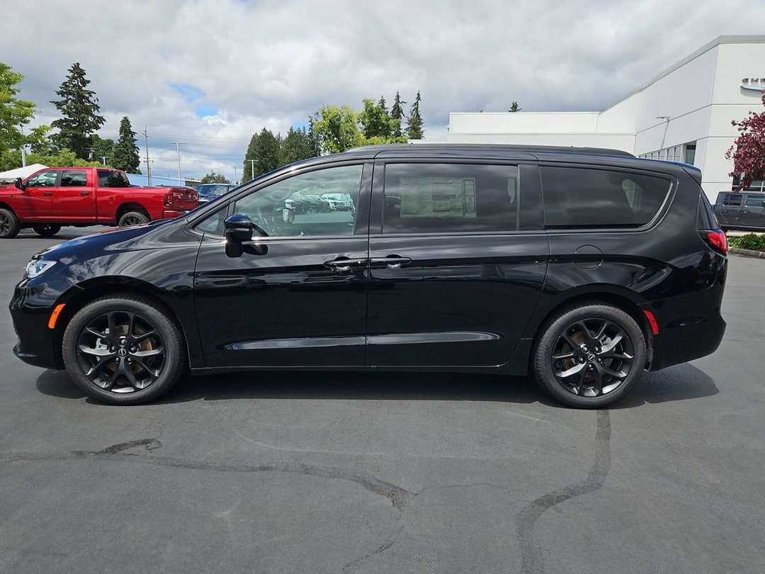 2026 Chrysler Pacifica Select - Image 2
