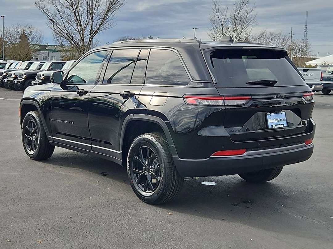 2026 Jeep Grand Cherokee Laredo - Image 3