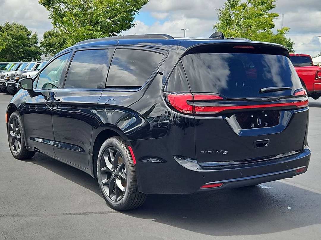 2026 Chrysler Pacifica Select - Image 3