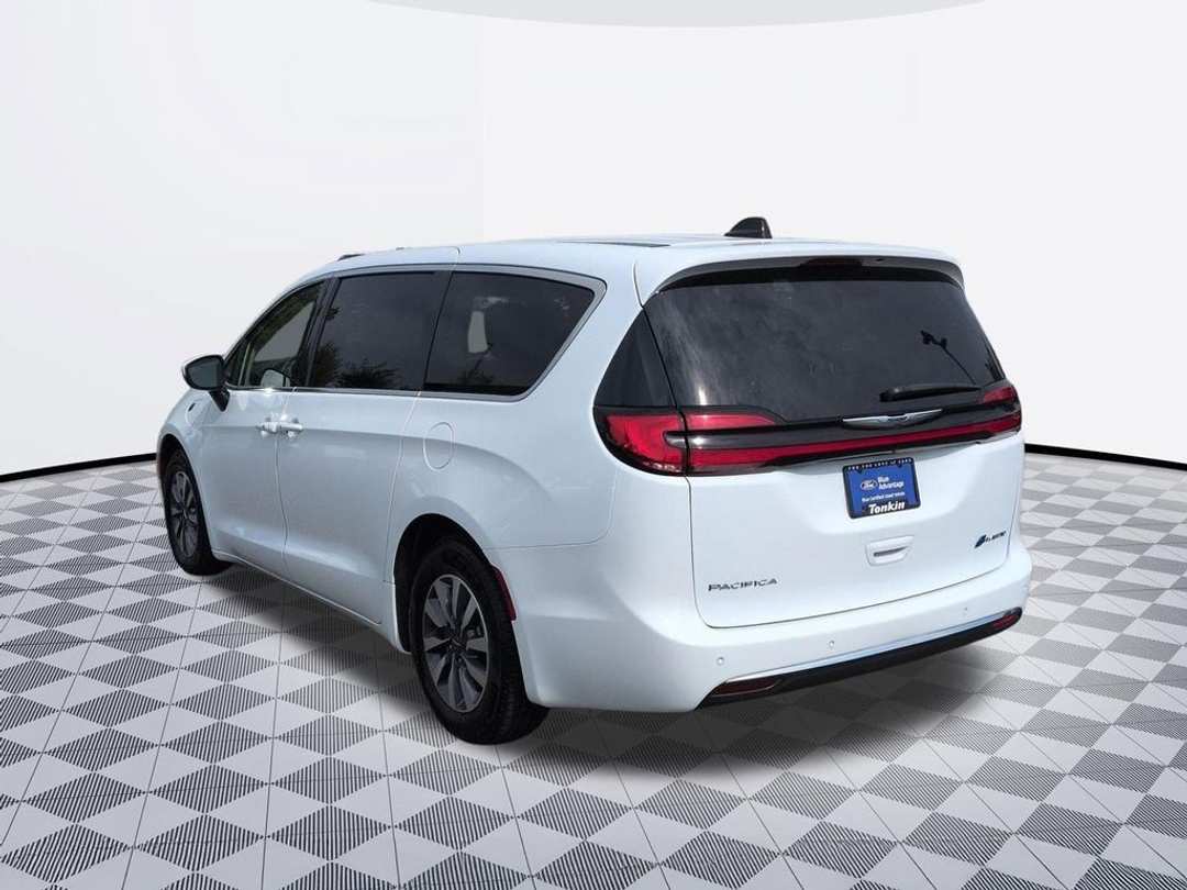 2023 Chrysler Pacifica Hybrid Touring L - Image 2