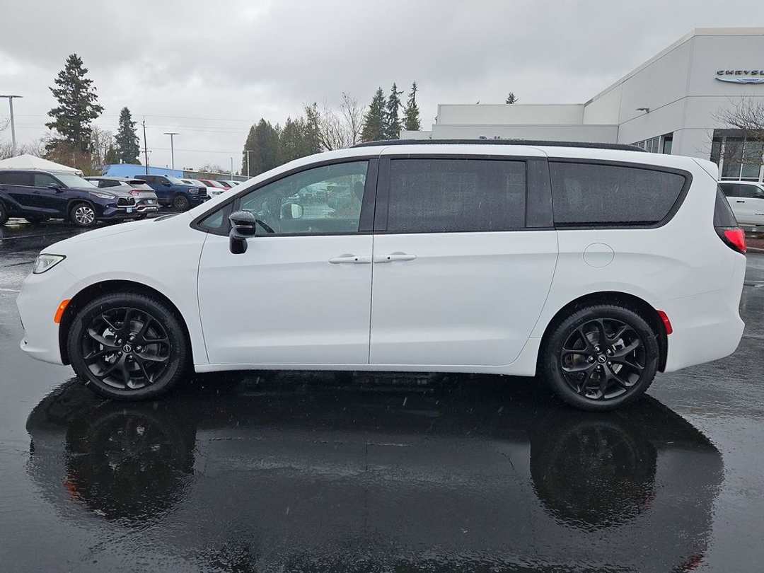 2026 Chrysler Pacifica Select - Image 2